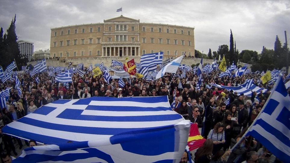Συλλαλητήριο για την Μακεδονία: Από τις 9 καταφτάνουν οι διαδηλωτές στο Σύνταγμα – Δείτε τα βίντεο